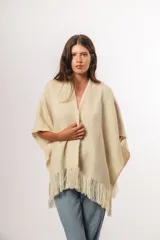 Ruana color crudo confeccionada en telar artesanal con lana merino uruguaya 100%.