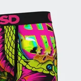 Calzoncillos bóxer de hombre con estampado de rosas, serpientes y anclas en colores vibrantes. Cuenta con pretina elástica negra con el logo de la marca en rosa.