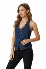Chaleco de jean azul con escote halter profundo, cierre frontal cruzado con botones metálicos y diseño sin mangas.