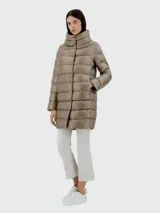 Campera puffer Herno modelo Dora de corte recto, confeccionada en nylon ultralight color caqui. Presenta diseño acolchado horizontal, cuello alto envolvente, cierre frontal oculto con botones a presión y bolsillos laterales discretos.