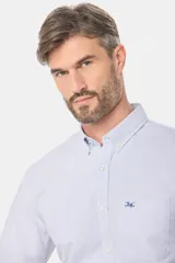 Camisa de vestir celeste con finas rayas verticales blancas, de corte clásico, manga larga y cuello abotonado.