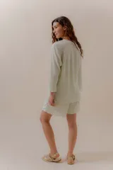 Conjunto de camisa de manga larga con botones y short con cintura elástica, ambos de tejido liviano acanalado color verde menta.