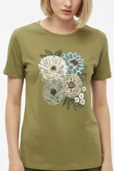 Remera de manga corta color azul marino con cuello redondo y estampado frontal de una flor en tonos celestes y blancos.