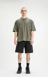 Remera de algodón premium color verde militar, con corte oversize, hombros caídos y cuello redondo.