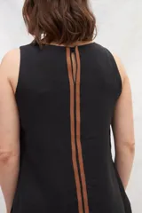 Vestido midi color beige de lino, sin mangas y con escote redondo.