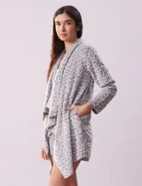 Bata de tejido soft color gris con estampado animal print, bolsillos laterales y lazo para ajustar en la cintura.