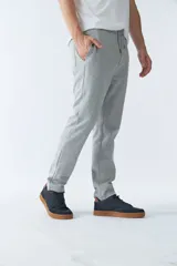 Pantalón de jogging negro con logo en goma, elástico en cintura y cordón.