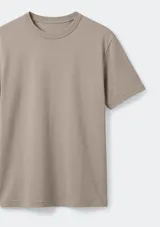 Remera básica celeste de corte regular, con cuello redondo y mangas cortas.