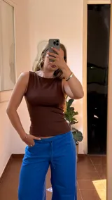 Top sin mangas color marrón chocolate, de corte ajustado y escote redondo.