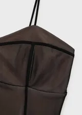Vestido corto de estilo lencero y corsetero, confeccionado en tejido de malla con forro interior. Presenta escote corazón, tirantes finos y costuras con vivos en contraste que realzan la silueta entallada. Incluye cierre de cremallera invisible en la parte posterior.