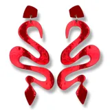 Par de aros colgantes con forma de serpiente, color rojo metalizado.
