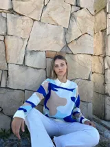 Sweater de punto con estampado abstracto en tonos azul, celeste, beige y blanco.