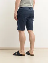 Bermuda color verde con bolsillos laterales y traseros.