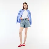 Short de denim azul con efecto destroy y roturas, tiro alto y diseño clásico de cinco bolsillos.