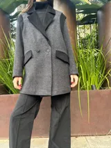 Tapado gris con detalles en pana negra en cuello, solapas, hombros y bolsillos.