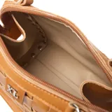 Cartera tipo baúl color suela, confeccionada en cuero con diseño tejido. Tiene asas fijas y correa larga desmontable para usar al hombro. Cuenta con bolsillo externo con cierre y bolsillo interno con cierre.