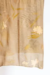 Pañuelo de seda natural color verde romerillo, con impresión botánica de hojas de helecho y malvarrosa.