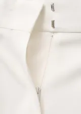 Pantalon de vestir de tiro bajo con diseño recto y holgado. Presenta detalle de pinzas en la parte frontal, cierre oculto con tapeta, trabillas para cinturón y bolsillos laterales.