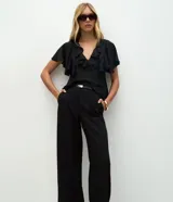Pantalón de sastrería corte recto confeccionado en crepé, con trabillas en la cintura, bolsillos traseros y cinto fino incluido.