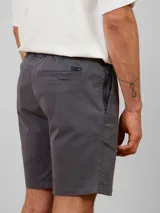 Bermuda color arena con cintura elastizada y cordón de ajuste.