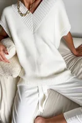 Chaleco tejido en algodón color blanco, con escote en V y corte holgado.