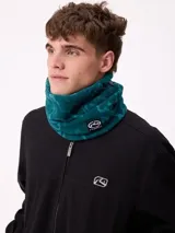 Cuello polar de color verde oscuro, confeccionado en tejido suave con cordón ajustable y etiqueta con el logo de la marca Rusty.