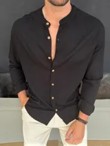 Camisa de cuello mao con botones frontales de madera, manga larga y corte recto.