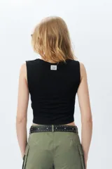 Top lila de morley, sin mangas y cuello redondo.