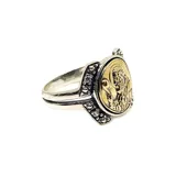 Anillo de plata 925 con lámina de oro 18k y circonias, con diseño de medalla de San Benito.