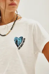Remera de algodón color blanco, con diseño estampado en la espalda que incluye teclas de piano y texto alusivo a un festival de música.