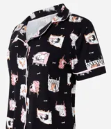 Conjunto de pijama americano largo, confeccionado en viscosa estampada con diseño de perros. Incluye una camisa de manga corta con cuello y botones, y un pantalón largo con cintura elástica.