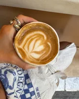 Anillo de diseño orgánico con textura irregular, realizado artesanalmente en metales macizos.