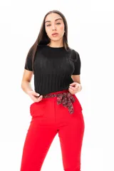 Remera negra de viscosa, manga corta y cuello redondo.