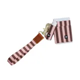 Billetera elástica de tejido resistente con diseño a rayas rosadas y marrones, provista de llavero lateral y etiqueta de marca aplicada.