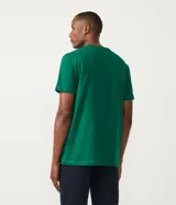 Remera de corte comfort color verde, con cuello redondo y manga corta. Presenta un pequeño estampado minimalista en el centro del pecho con la inscripción 'Nautique des Regates'.
