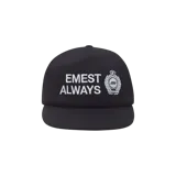 Gorro tipo gorra negra con visera plana y bordado frontal en color blanco con texto y escudo.