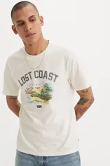 Remera de algodón color crema con cuello redondo y estampado frontal con la leyenda "Lost Coast" y un paisaje costero.