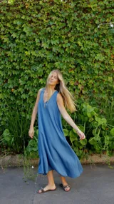 Vestido largo azul de corte suelto con escote en V y sin mangas.