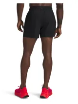 Short de entrenamiento Under Armour, color negro, con diseño ligero y duradero. Cuenta con cintura elástica con cordón interno, bolsillos laterales abiertos, un bolsillo lateral con cremallera invisible y aberturas en el bajo para mayor movilidad.