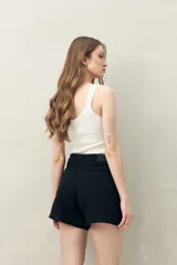 Short de algodón color beige, con diseño clásico de cinco bolsillos, tiro medio y terminación recta.