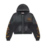 Campera tipo hoodie con cierre frontal, confeccionada en tejido waffle de color negro con efecto lavado. Presenta un diseño gráfico estilo vintage con llamas en las mangas y un emblema en el pecho.