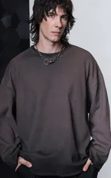 Buzo de cuello redondo con efecto de lavado maltinto o nevado. Presenta un corte oversize con hombros caídos, costuras expuestas a contratono y detalles de roturas desgastadas en el cuello, puños y ruedo.
