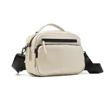 Cartera bandolera de cuero sintético color negro, con diseño rectangular, cierre superior, bolsillo frontal con cierre y manija superior. Incluye correa larga ajustable y extraíble para usar al hombro o cruzada.