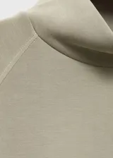 Buzo de cuello perkins y manga larga, con diseño recto y holgado, confeccionado en tejido suave de modal y poliéster.