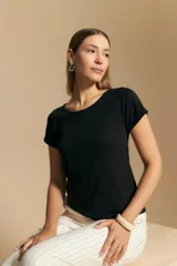 Remera de rib con escote redondo y manga corta, confeccionada en tejido acanalado que se ajusta al cuerpo.