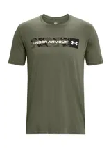 Remera Under Armour de manga corta color verde militar, con cuello redondo acanalado y estampa frontal horizontal con patrón camuflado, el texto "Under Armour" y el logo de la marca.