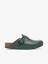 Zuecos Birkenstock Boston Pro LE color verde, fabricados en cuero natural recubierto de poliuretano. Cuentan con plantilla anatómica de corcho y látex, entresuela de poliuretano y suela exterior antideslizante de poliuretano termoplástico.