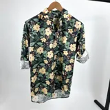 Camisa de manga larga con cuello italiano y estampado de flores.