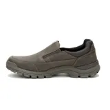 Zapatillas slip on Caterpillar modelo Threshold, color gris oscuro, fabricadas en cuero con elásticos laterales para un calce fácil, suela dentada de goma y logo de la marca en el lateral y la puntera.