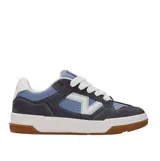Championes de estilo urbano y chunky inspirados en los años 90, modelo Upland 2Tne de Vans, con capellada de cuero en tonos azul, gris oscuro y detalles en celeste y blanco, cordones anchos blancos, suela de goma blanca y suela exterior de goma color caramelo.